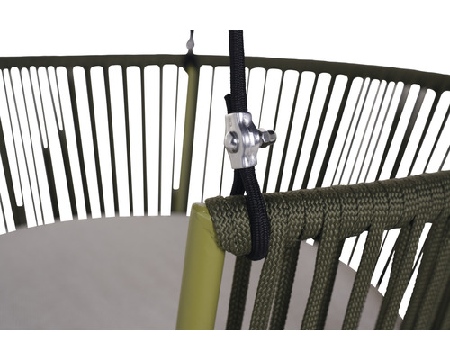 Detailaufnahme eines Hängekorbs mit Seilaufhängung