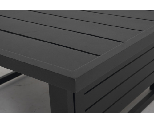 Detailansicht eines Gartentisches mit Aluminiumlatten