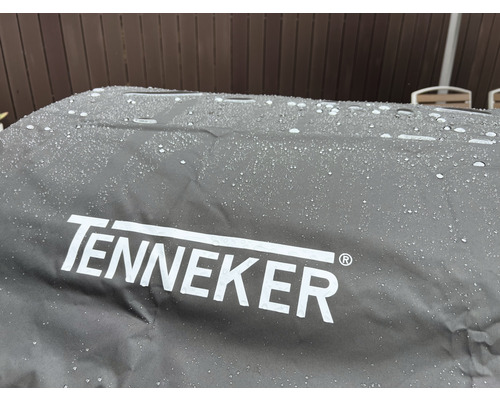 Tenneker Logo auf einer Grillabdeckung mit Wassertropfen