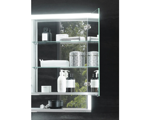 Offener Spiegelschrank mit verschiedenen Badartikeln