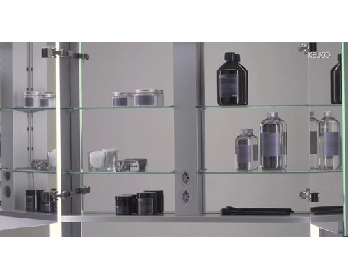 Badezimmerszene mit Spiegelschrank und Glasregalen zur Aufbewahrung von Badartikeln