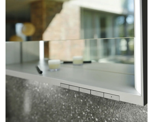 Detailansicht eines Spiegelschranks mit Ablage und Bedienelementen