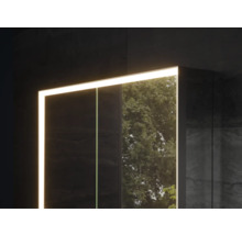 Beleuchteter Spiegelschrank mit Reflektion