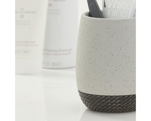 Zahnputzbecher aus Keramik mit geflochtenem Sockel