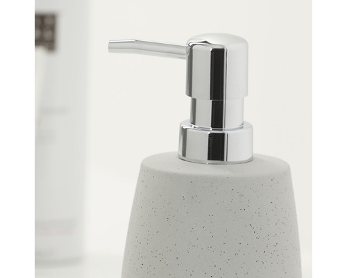 Seifenspender aus Beton mit verchromtem Pumpkopf