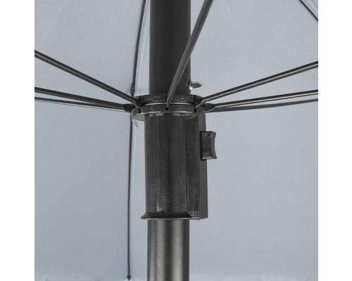 Detailaufnahme eines Sonnenschirms mit schwarzem Mast und Streben