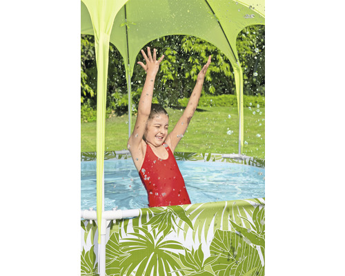 Mädchen im Pool mit Sonnenschutz und Palmenmuster