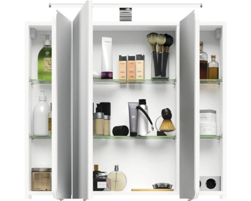 Geöffneter Spiegelschrank mit diversen Badartikeln auf Glasablagen