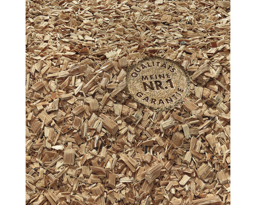 Nahaufnahme von Holzhackschnitzeln mit Qualitätsgarantie Siegel