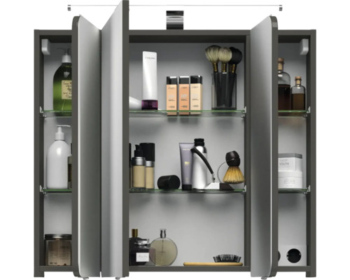 Geöffneter Spiegelschrank mit verschiedenen Kosmetikprodukten