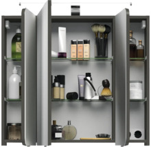 Offener Spiegelschrank mit Kosmetikprodukten auf Glasböden