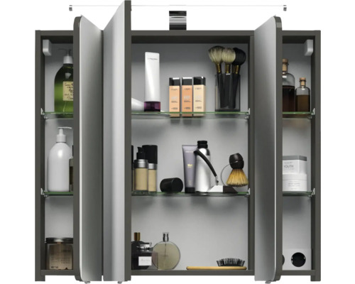 Offener Spiegelschrank mit Kosmetikprodukten auf Glasböden