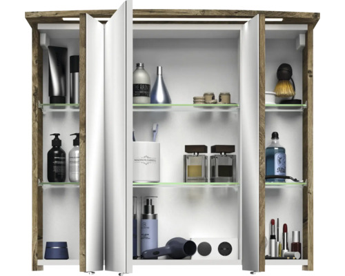 Spiegelschrank mit offenstehenden Türen und mehreren Kosmetikartikeln auf Glasböden