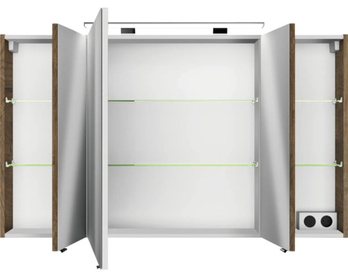 Geöffneter Spiegelschrank mit Einlegeböden und Beleuchtung