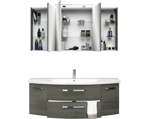 Badezimmer mit Waschbeckenunterschrank, Waschtisch und Spiegelschrank