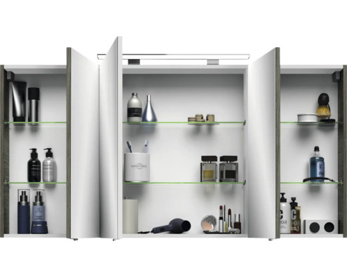 Offener Spiegelschrank mit Glasböden und diversen Badartikeln