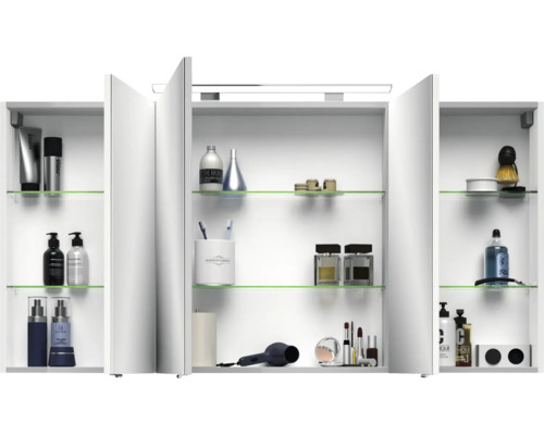 Offener Spiegelschrank mit Glasablagen und diversen Badartikeln