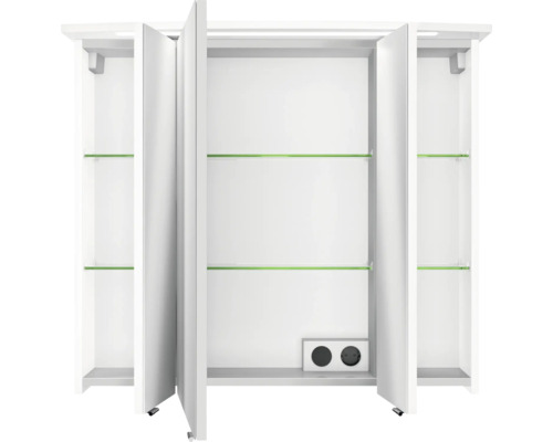 Geöffneter Spiegelschrank mit Glasablagen und Steckdosen