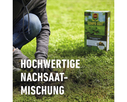 Person sät mit einer hochwertigen Nachsaat-Mischung Rasensamen. Im Hintergrund steht eine Packung Compo Saat.