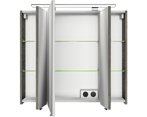 Geöffneter Spiegelschrank mit Einlegeböden und Steckdosen für das Badezimmer