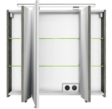 Geöffneter Spiegelschrank mit drei Türen, Glasablagen und Steckdosen.