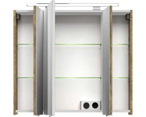 Geöffneter Spiegelschrank mit Regalböden, Beleuchtung und Steckdosen für das Badezimmer