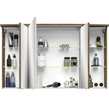 Badezimmerszene mit Spiegelschrank, der mit verschiedenen Badartikeln gefüllt ist