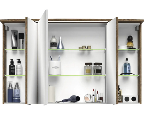 Badezimmerszene mit Spiegelschrank, der mit verschiedenen Badartikeln gefüllt ist