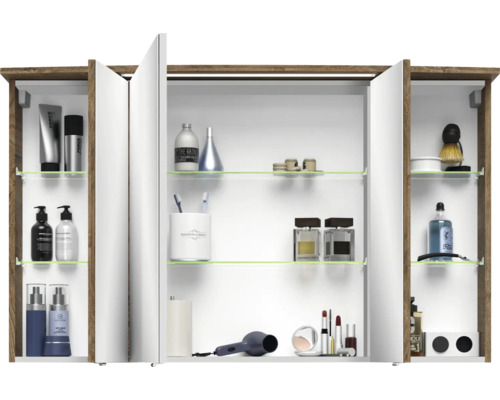 Offener Spiegelschrank mit verschiedenen Badartikeln