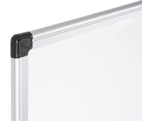 Detailansicht einer Whiteboard-Ecke mit Aluminiumrahmen und Kunststoffecke