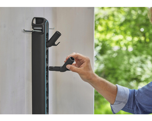 Gartenschlauchhalterung mit Zubehör wird an der Wand befestigt