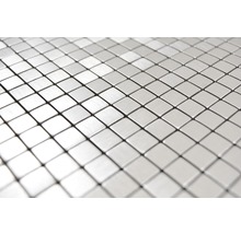Detailaufnahme von Mosaikfliesen aus Metall