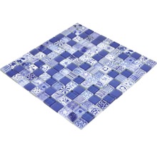 Quadratische Mosaikfliese mit Glas- und Dekorelementen