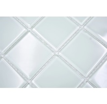 Nahaufnahme von weißen quadratischen Glasmosaikfliesen