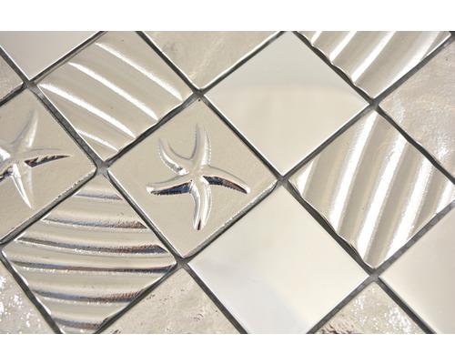 Detailaufnahme einer Mosaikfliese mit Seesternmuster