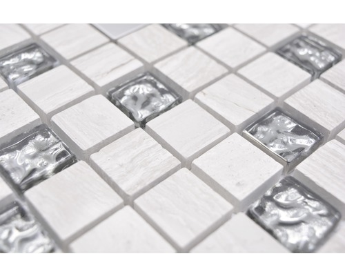 Mosaikfliese mit Glas- und Natursteinelementen