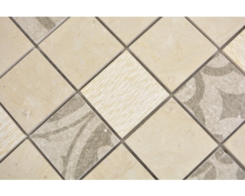 Nahaufnahme von Mosaikfliesen mit quadratischen Mustern