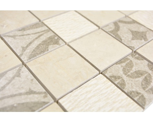 Mosaikfliese mit quadratischen Elementen und verschiedenen Mustern