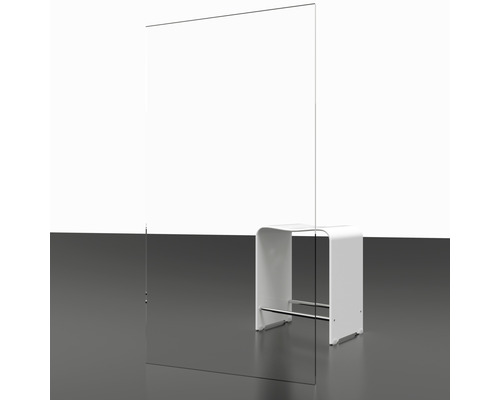 Transparente Acrylglasscheibe als Schutzvorrichtung neben einem weißen Hocker.