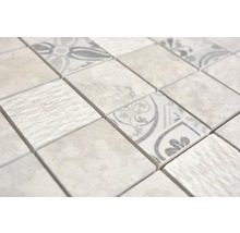 Nahaufnahme von quadratischen Mosaikfliesen mit unterschiedlichen Mustern