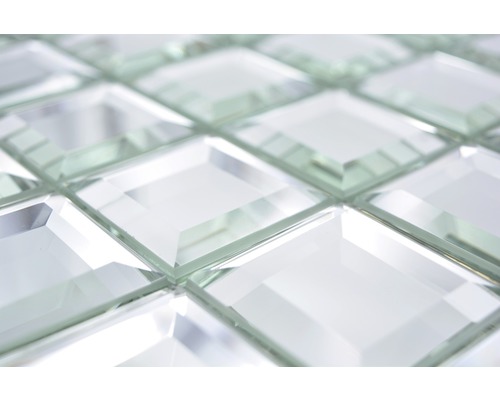 Quadratische Spiegelmosaikfliesen im Detail