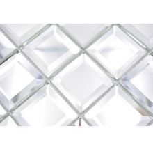 Detailaufnahme von Glasmosaikfliesen in Rautenform