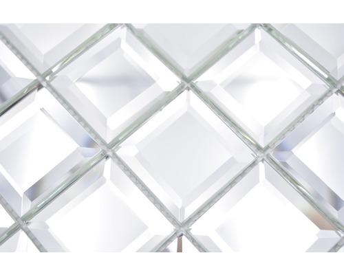 Detailaufnahme von Glasmosaikfliesen in Rautenform