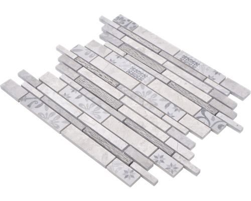 Mosaikfliesen mit floralen Mustern und Holzstruktur