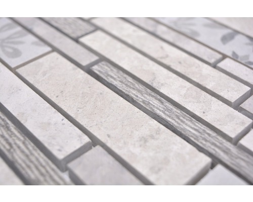 Detailaufnahme einer Mosaikfliese mit länglichen und quadratischen Elementen