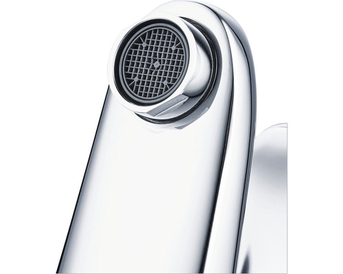 Detailaufnahme eines Wasserhahn-Auslaufs mit Perlator