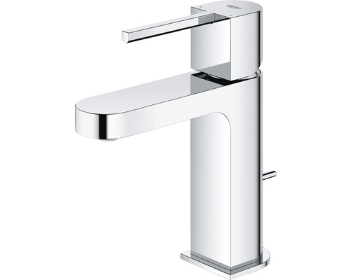 Einzelner, glänzender, silberfarbener Wasserhahn