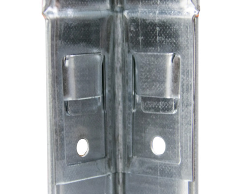 Detailansicht eines Metallwinkelprofils mit Löchern und Befestigungselementen