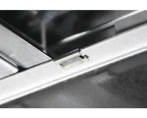 Detailansicht einer Metallbefestigung an einer Dachrinne