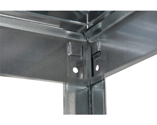 Detailansicht eines Metallregals mit Eckverbindungen